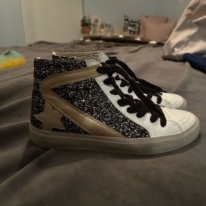 Glitter high kicks